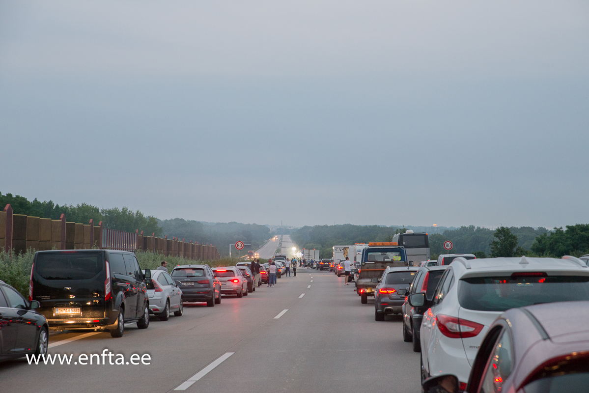 003 On the way there was an accident, be careful